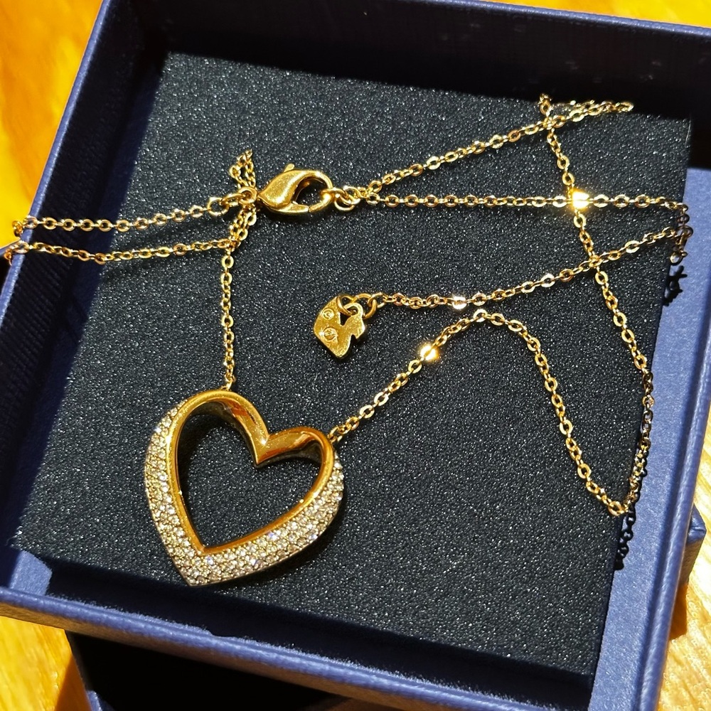 SWAROVSKI PENDANT IN ROSE GOLD PLATED